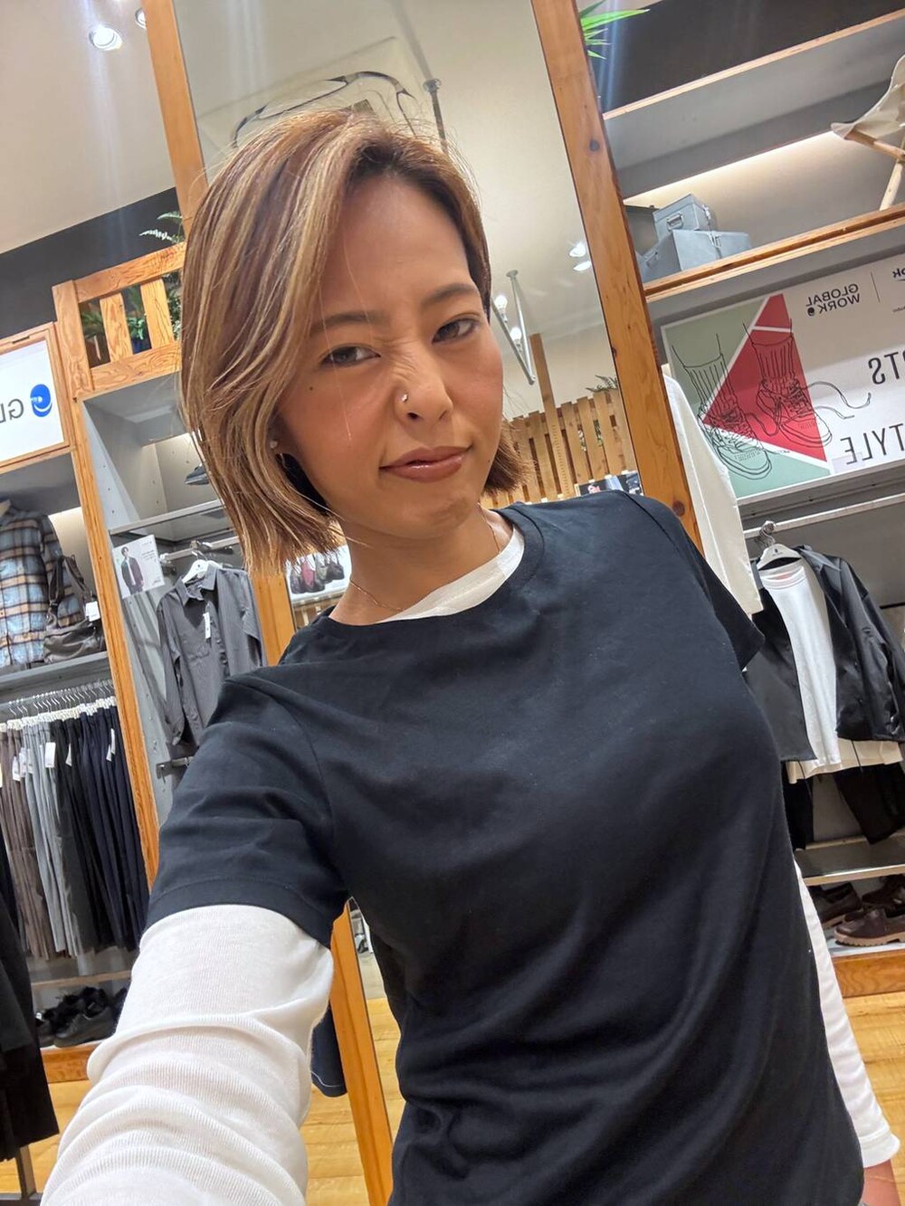 ホワイト系のTシャツ/カットソー、ブラック系のTシャツ/カットソー、ブラック系のサンダルを着用したレディースの秋コーディネートの4枚目の写真