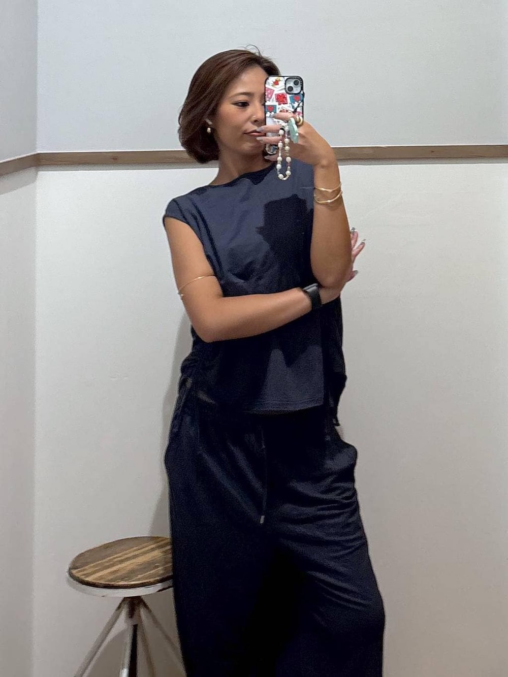 ブルー系のTシャツ/カットソー、ブルー系のその他パンツを着用したレディースの夏コーディネートの3枚目の写真