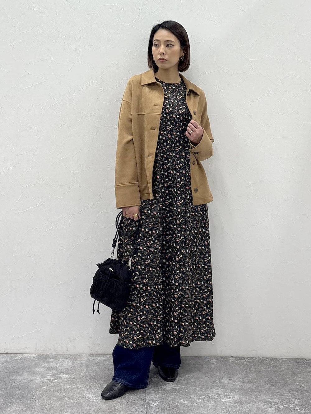 ブラック系のブーツ、ブラウン系のテーラードジャケット、ゴールド系のピアス(両耳用)を着用したレディースの冬コーディネートの6枚目の写真