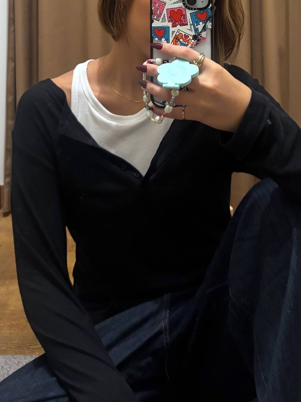 ブラック系のTシャツ/カットソー、ブルー系のデニムパンツを着用したレディースの秋コーディネートの4枚目の写真