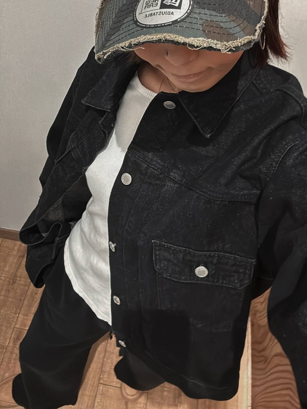 ブラック系のデニムジャケット、ブラック系のスウェットパンツ、ゴールド系のネックレスを着用したレディースの春コーディネートの8枚目の写真