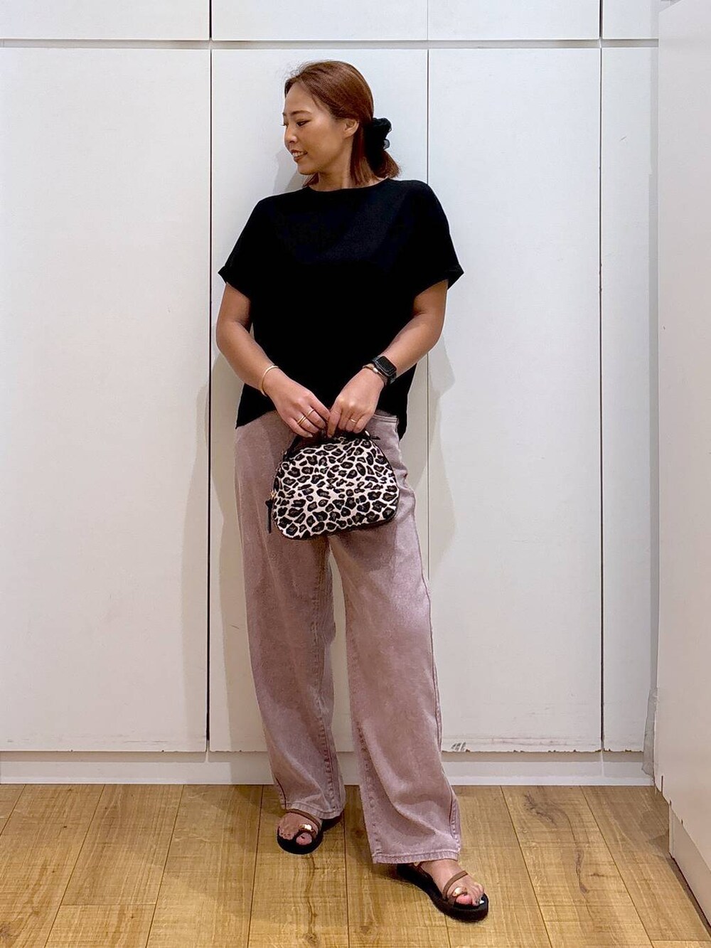 その他のショルダーバッグ、ブラック系のTシャツ/カットソー、ピンク系のデニムパンツを着用したレディースの夏コーディネートの2枚目の写真