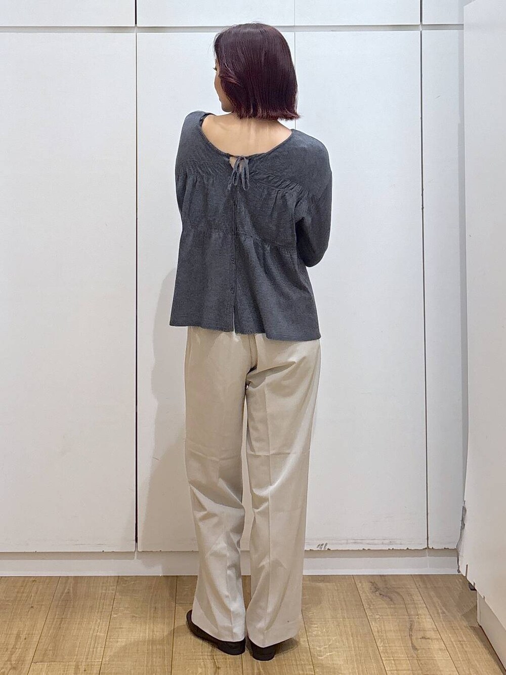 ブラック系のローファー、ベージュ系のスラックス、グレー系のカーディガン/ボレロを着用したレディースの春コーディネートの4枚目の写真