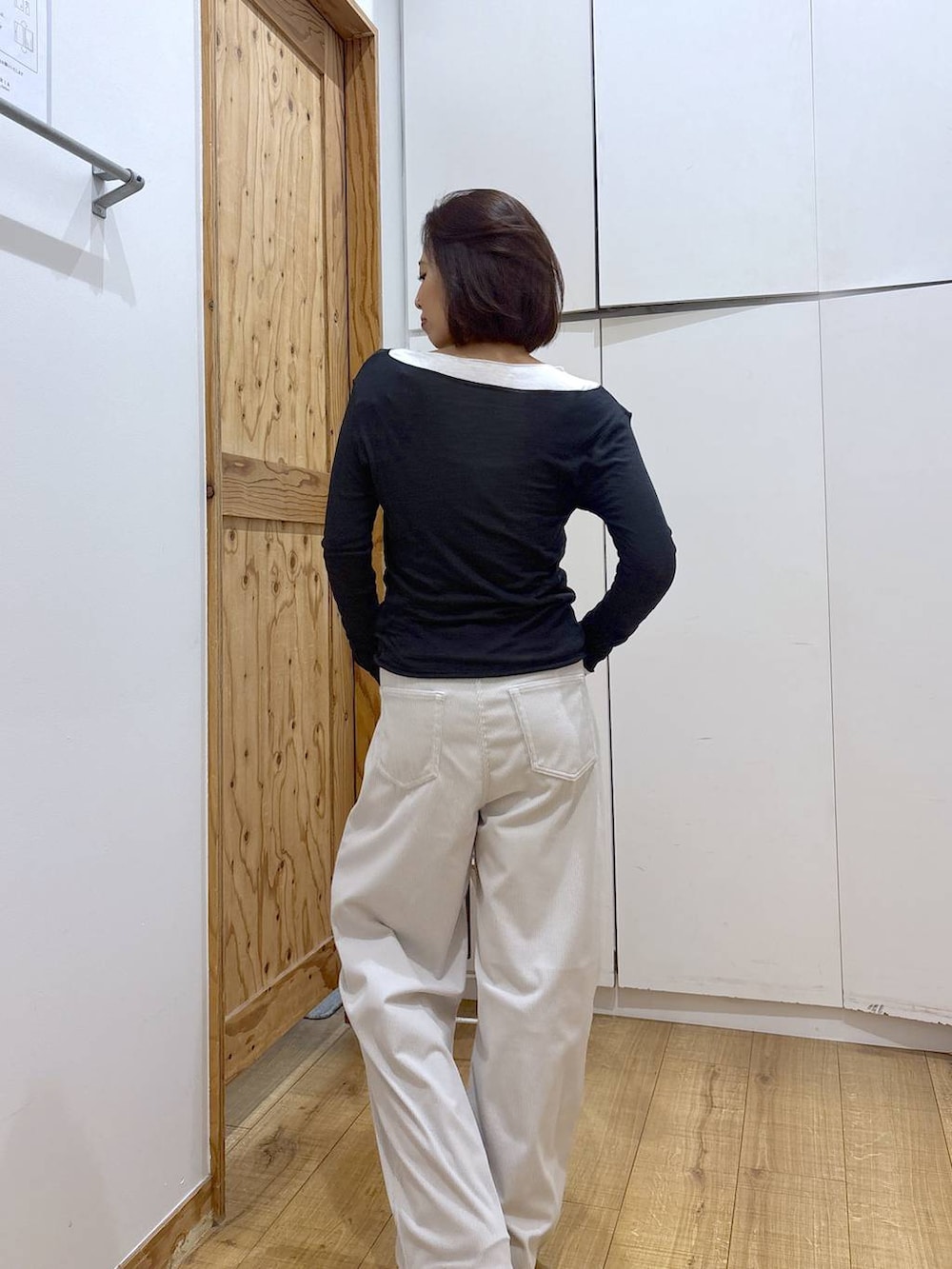 グレー系のその他パンツ、ブラウン系のブーツ、ホワイト系のTシャツ/カットソーを着用したレディースの秋コーディネートの4枚目の写真