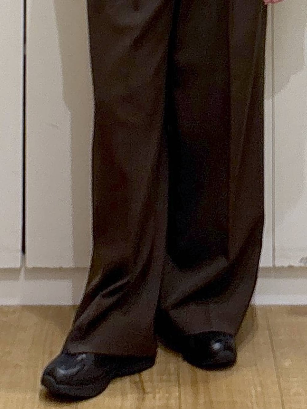 ブラック系のスニーカー、ブラウン系のその他パンツ、ゴールド系のピアス（両耳用）を着用したレディースの冬コーディネートの4枚目の写真