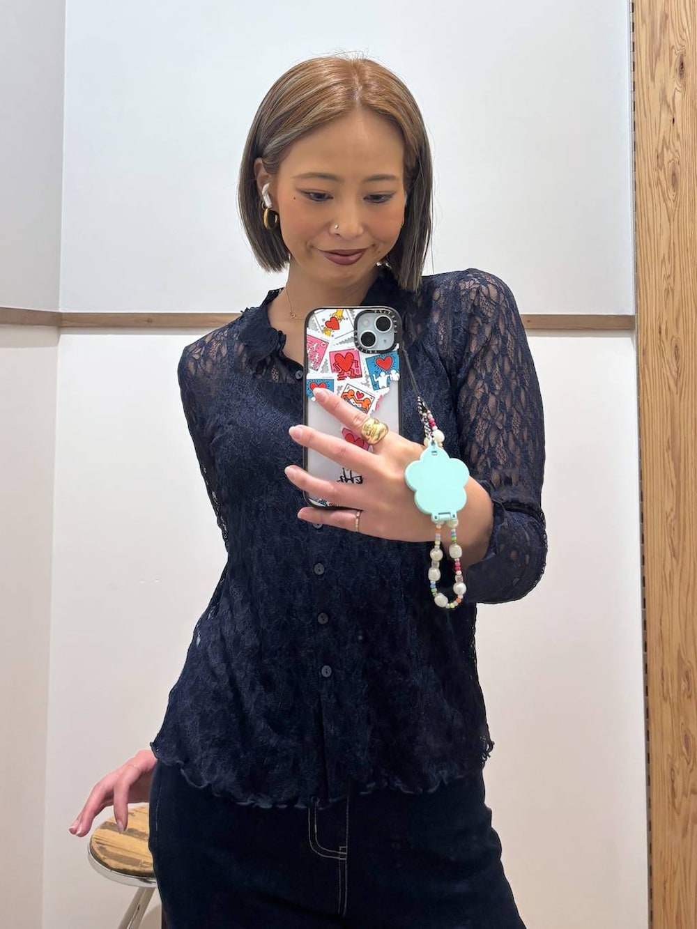 ブルー系のデニムパンツ、ブルー系のシャツ/ブラウス、レッド系のその他シューズを着用したレディースの秋コーディネートの3枚目の写真