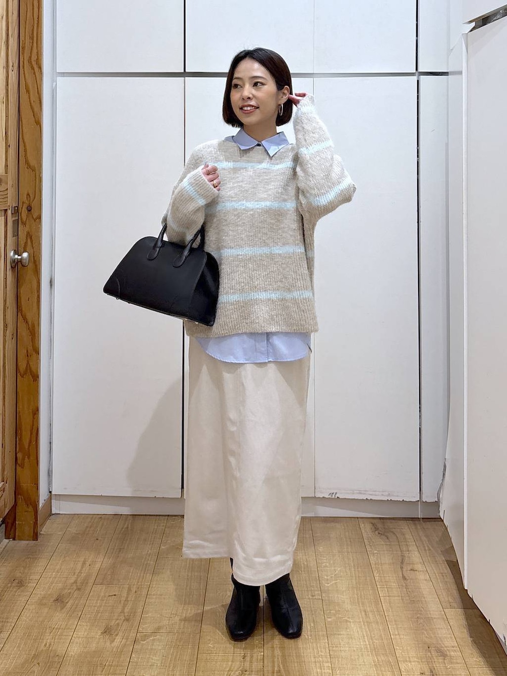 その他のシャツ/ブラウス、グレー系のスカート、ブラック系のショルダーバッグを着用したレディースの冬コーディネートの2枚目の写真