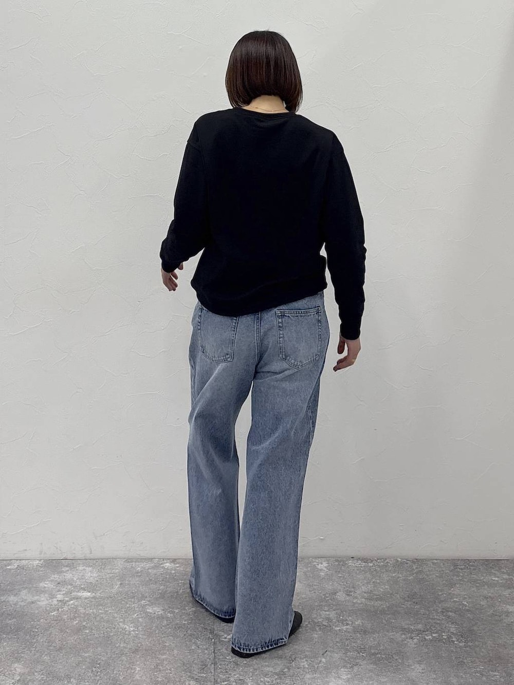 ブラック系のブーツ、ゴールド系のピアス（両耳用）、ゴールド系のリングを着用したレディースの冬コーディネートの8枚目の写真