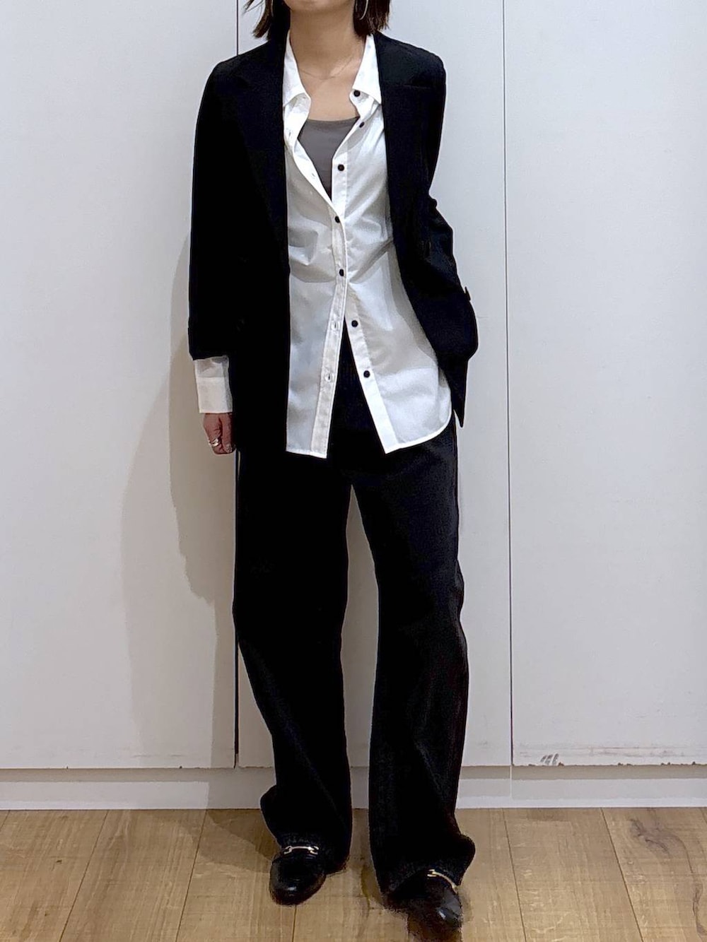 ブラック系のローファー、ホワイト系のシャツ/ブラウス、ブラック系のテーラードジャケットを着用したレディースの春コーディネートの2枚目の写真