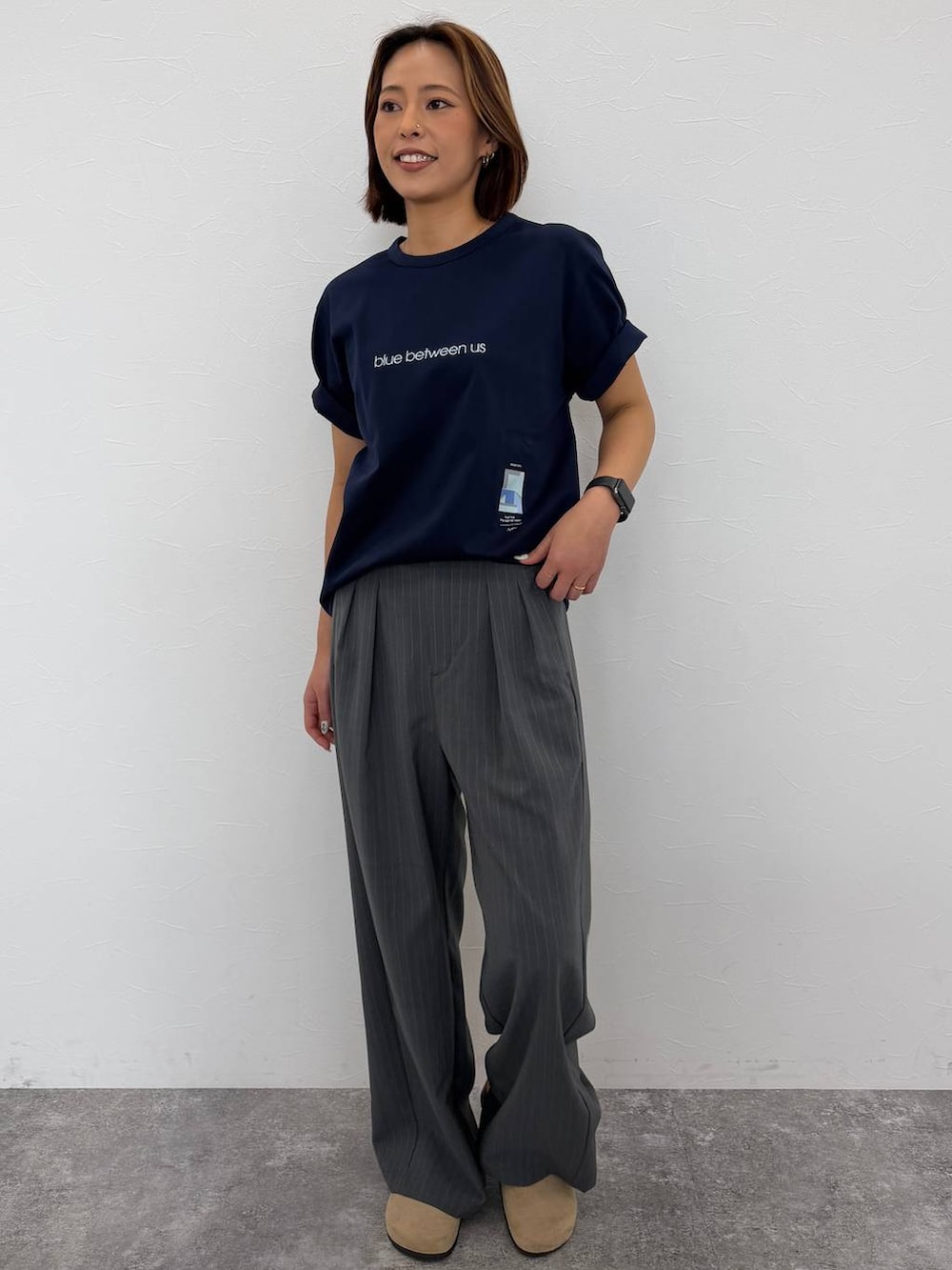 グレー系のその他パンツ、ブルー系のTシャツ/カットソーを着用したレディースの春コーディネートの4枚目の写真