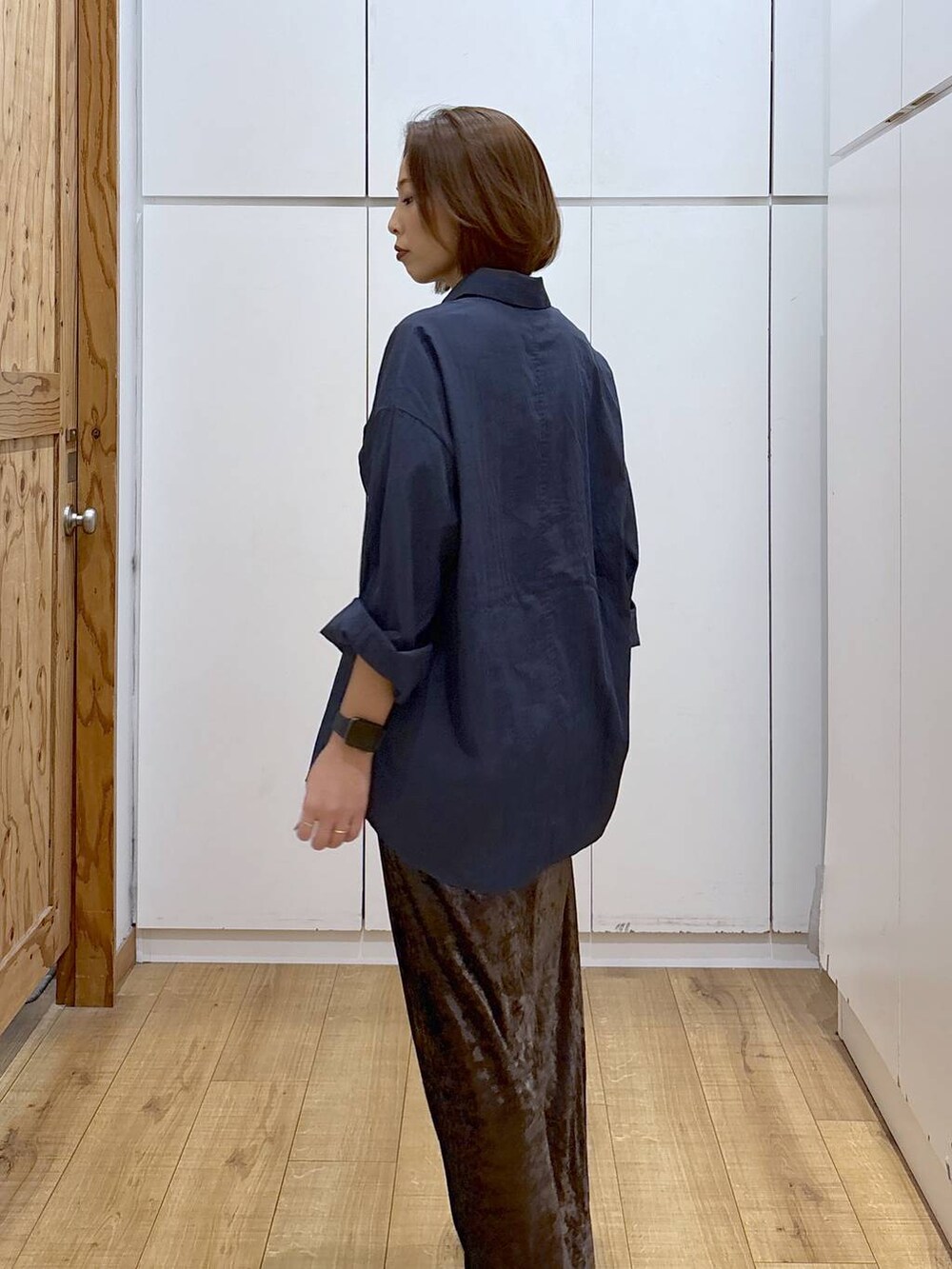 ブラック系のローファー、ブルー系のシャツ/ブラウスを着用したレディースの秋コーディネートの6枚目の写真