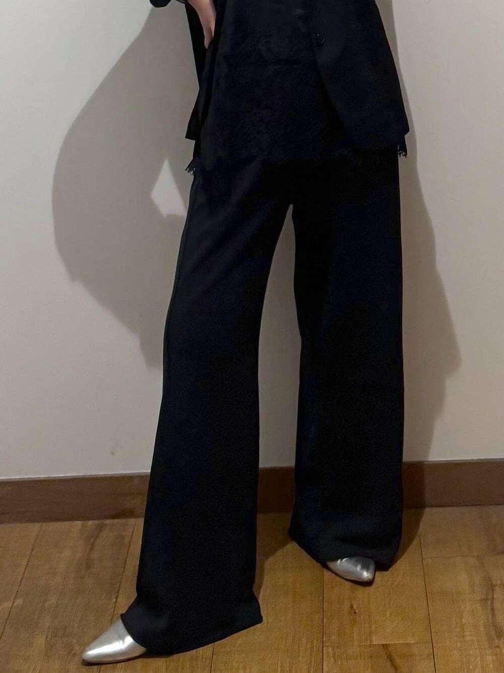 ブラック系のテーラードジャケット、ブラック系のスウェットパンツ、ブラック系のキャミソールを着用したレディースの春コーディネートの5枚目の写真