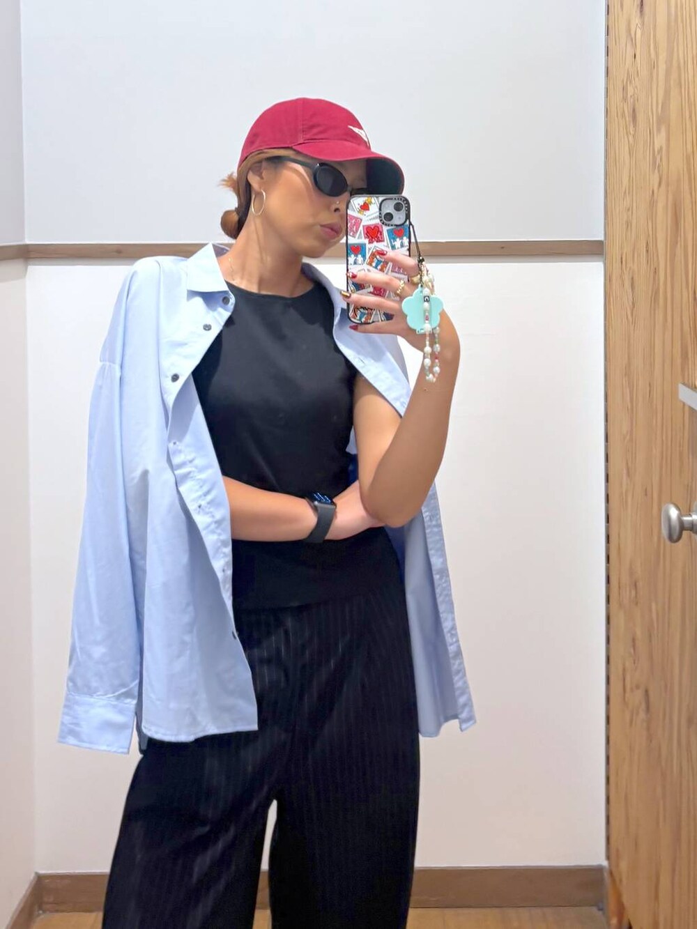 ブラック系のローファー、ブルー系のその他パンツ、ブルー系のシャツ/ブラウスを着用したレディースの秋コーディネートの2枚目の写真