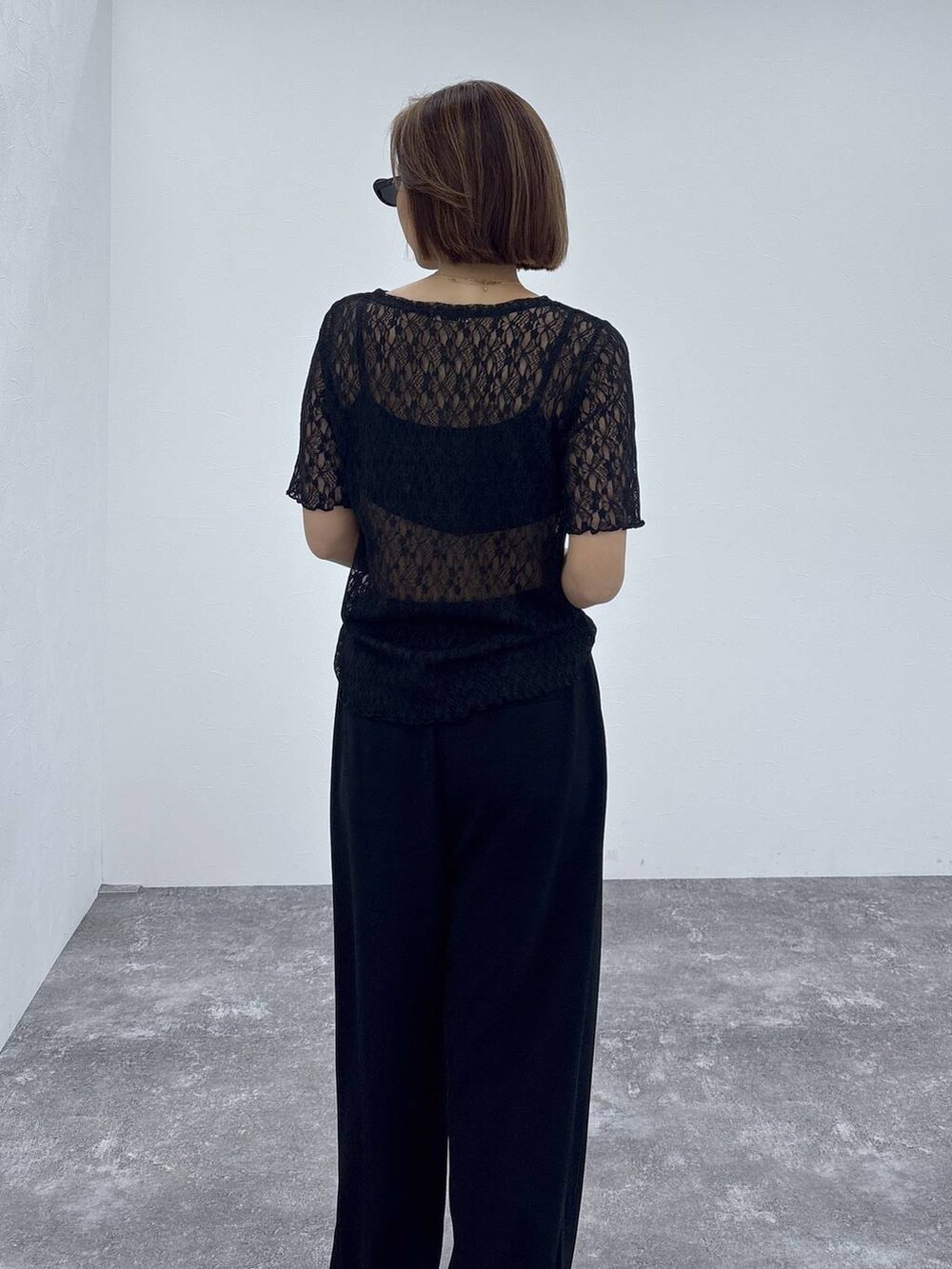 ブラック系のその他パンツ、ブラック系のTシャツ/カットソー、ブラック系のパンプスを着用したレディースの春コーディネートの8枚目の写真