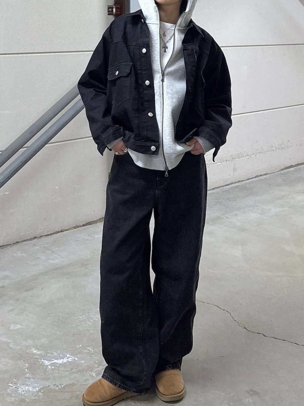 ブラック系のデニムパンツ、ブラック系のデニムジャケット、グレー系のパーカーを着用したレディースの冬コーディネートの5枚目の写真