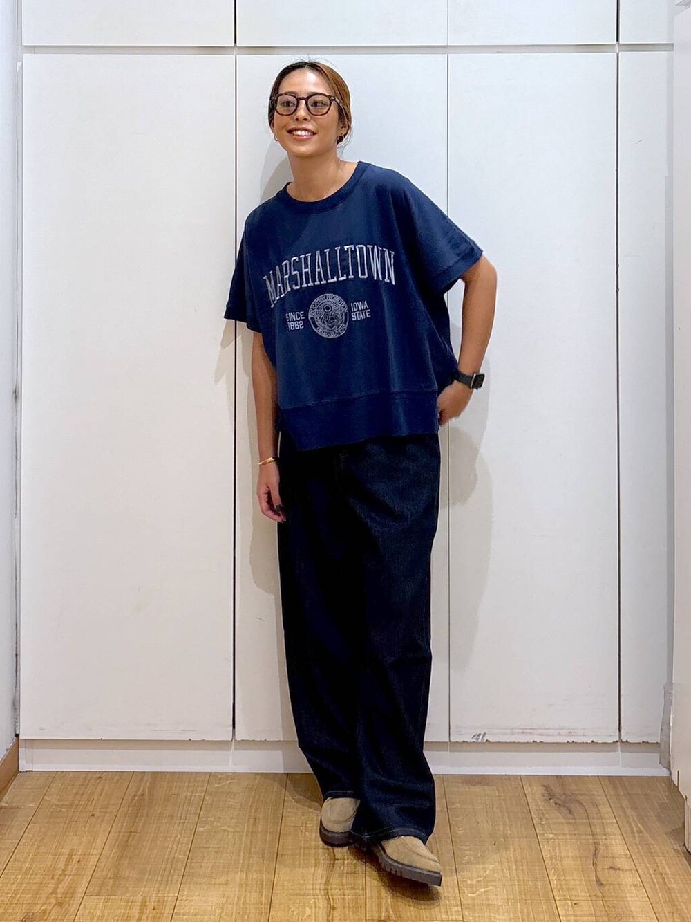 ブルー系のデニムパンツ、ベージュ系のローファー、ブルー系のTシャツ/カットソーを着用したレディースの秋コーディネートの3枚目の写真