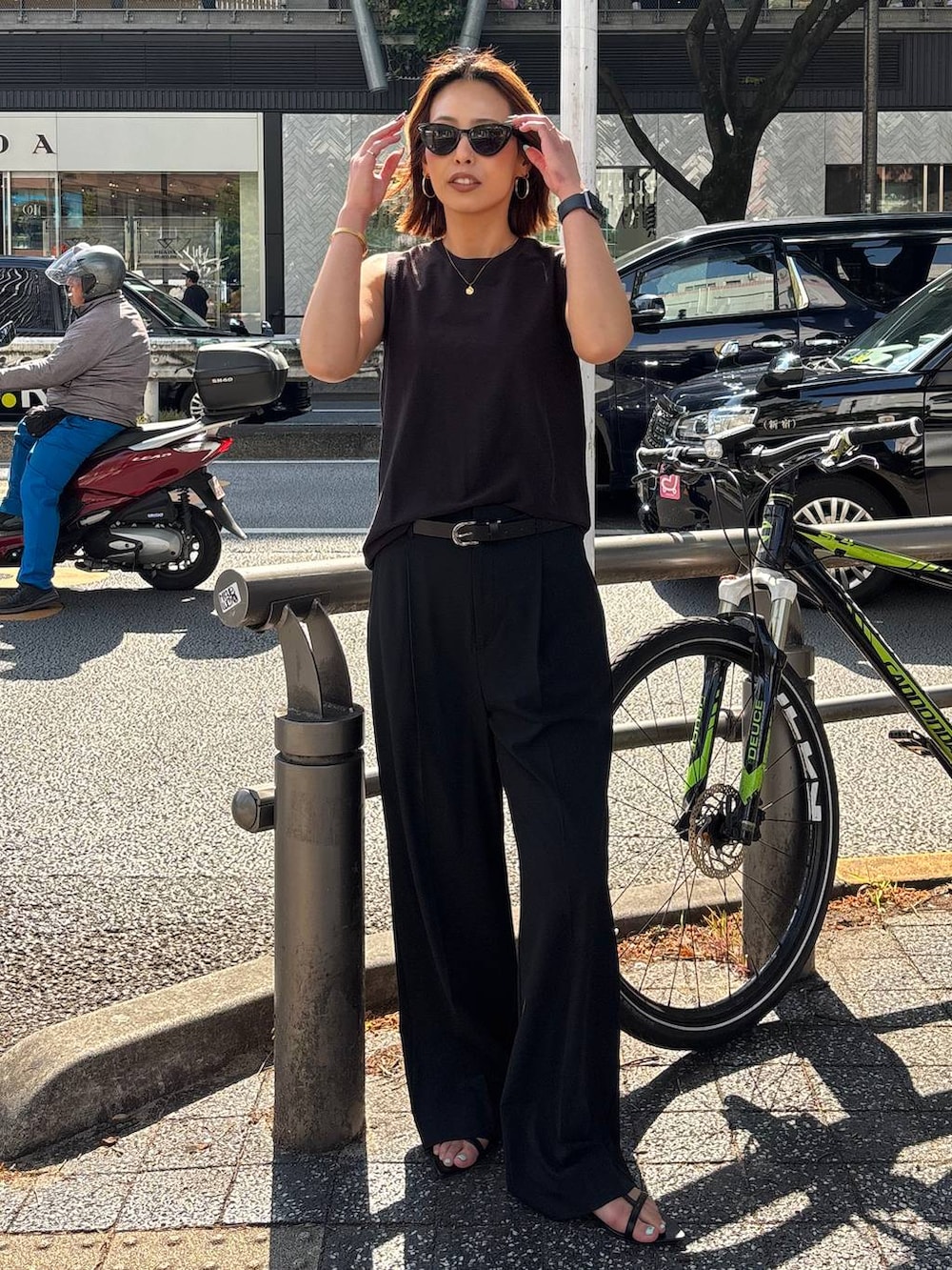 ブラック系のキャミソール、ブラック系のその他パンツ、ブラック系のTシャツ/カットソーを着用したレディースの春コーディネートの2枚目の写真