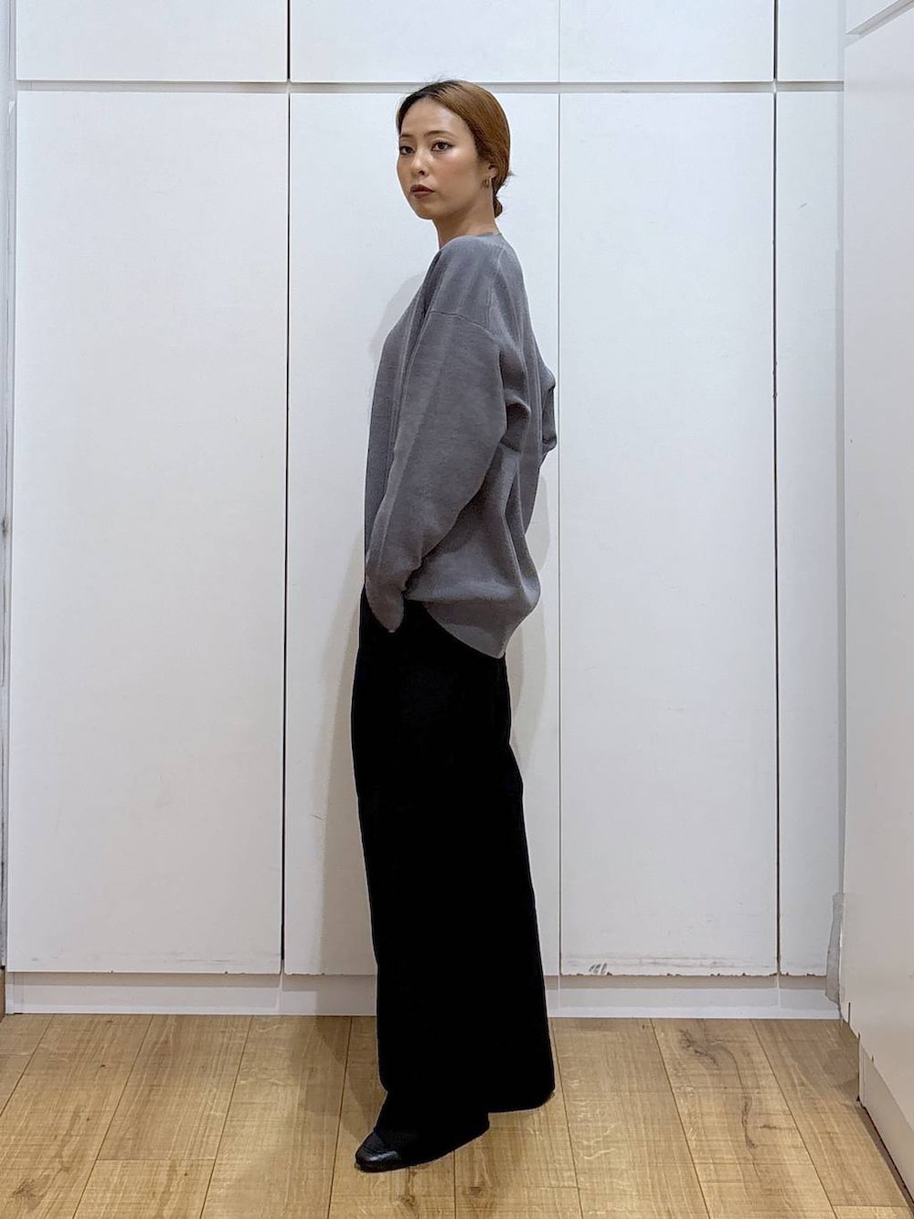 ブラック系のローファー、グレー系のスウェット、ブラック系のその他パンツを着用したレディースの秋コーディネートの4枚目の写真