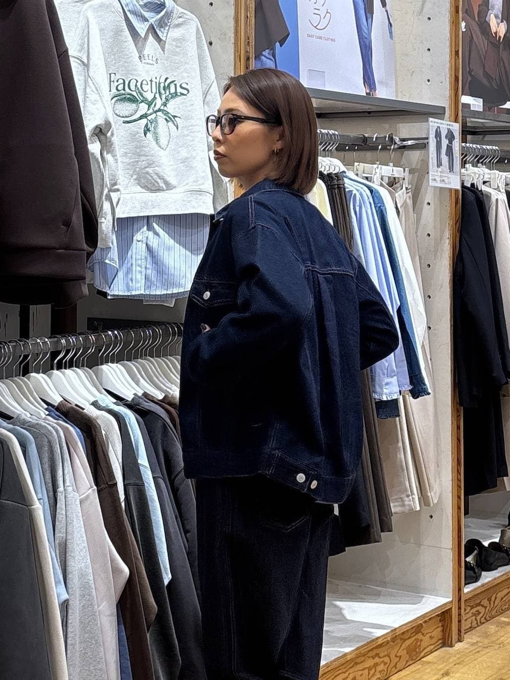 ブルー系のデニムパンツ、ブルー系のデニムジャケットを着用したレディースの冬コーディネートの3枚目の写真