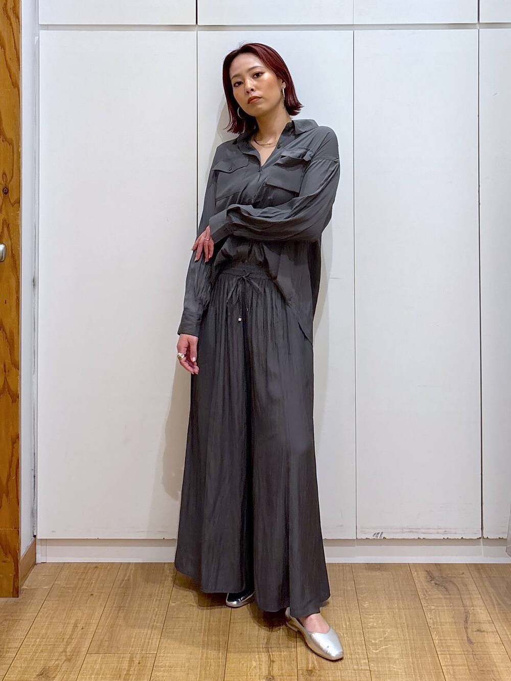 シルバー系のパンプス、ブラック系のシャツ/ブラウス、ブラック系のその他パンツを着用したレディースの春コーディネートの3枚目の写真