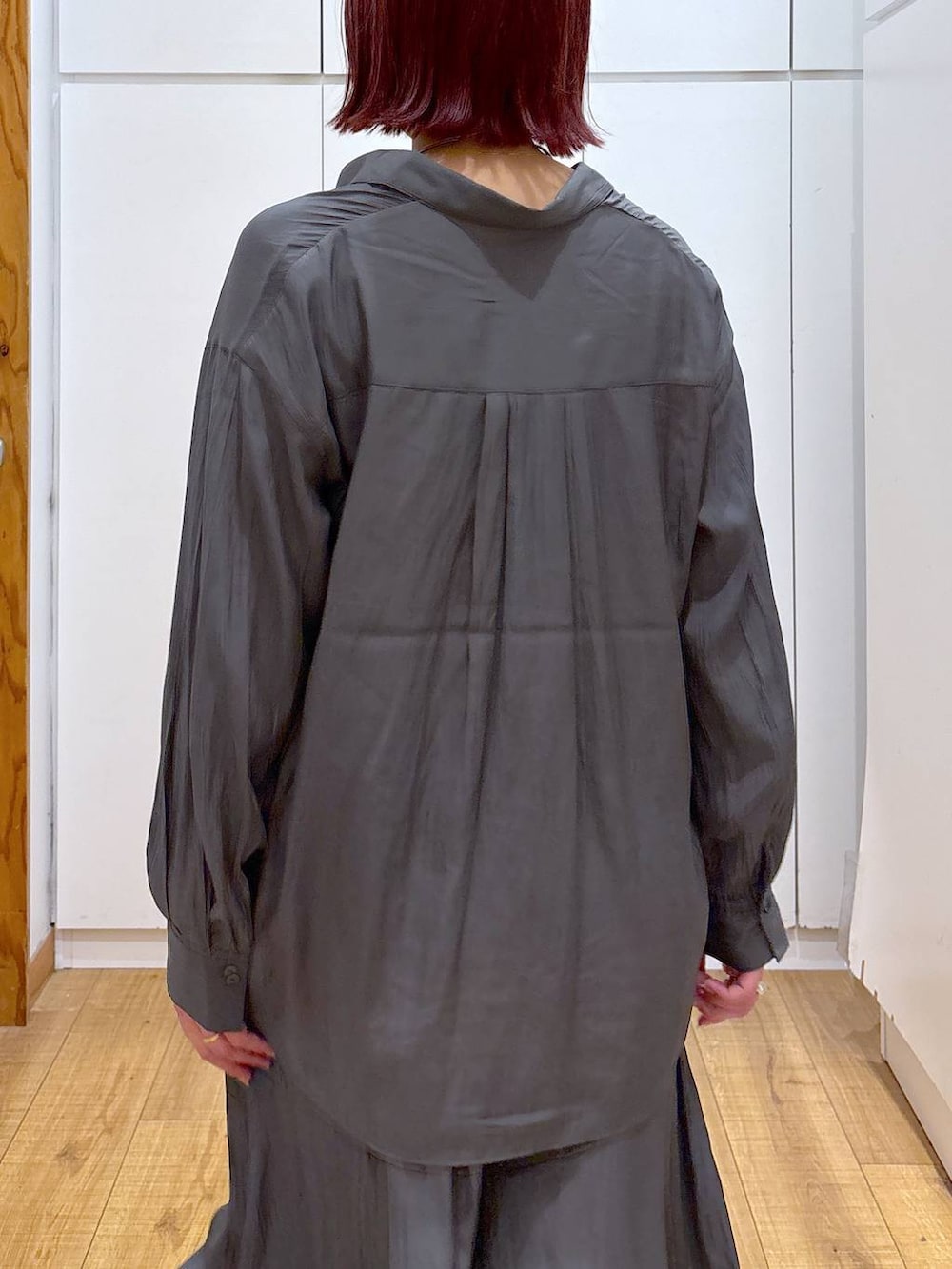 シルバー系のパンプス、ブラック系のシャツ/ブラウス、ブラック系のその他パンツを着用したレディースの春コーディネートの6枚目の写真