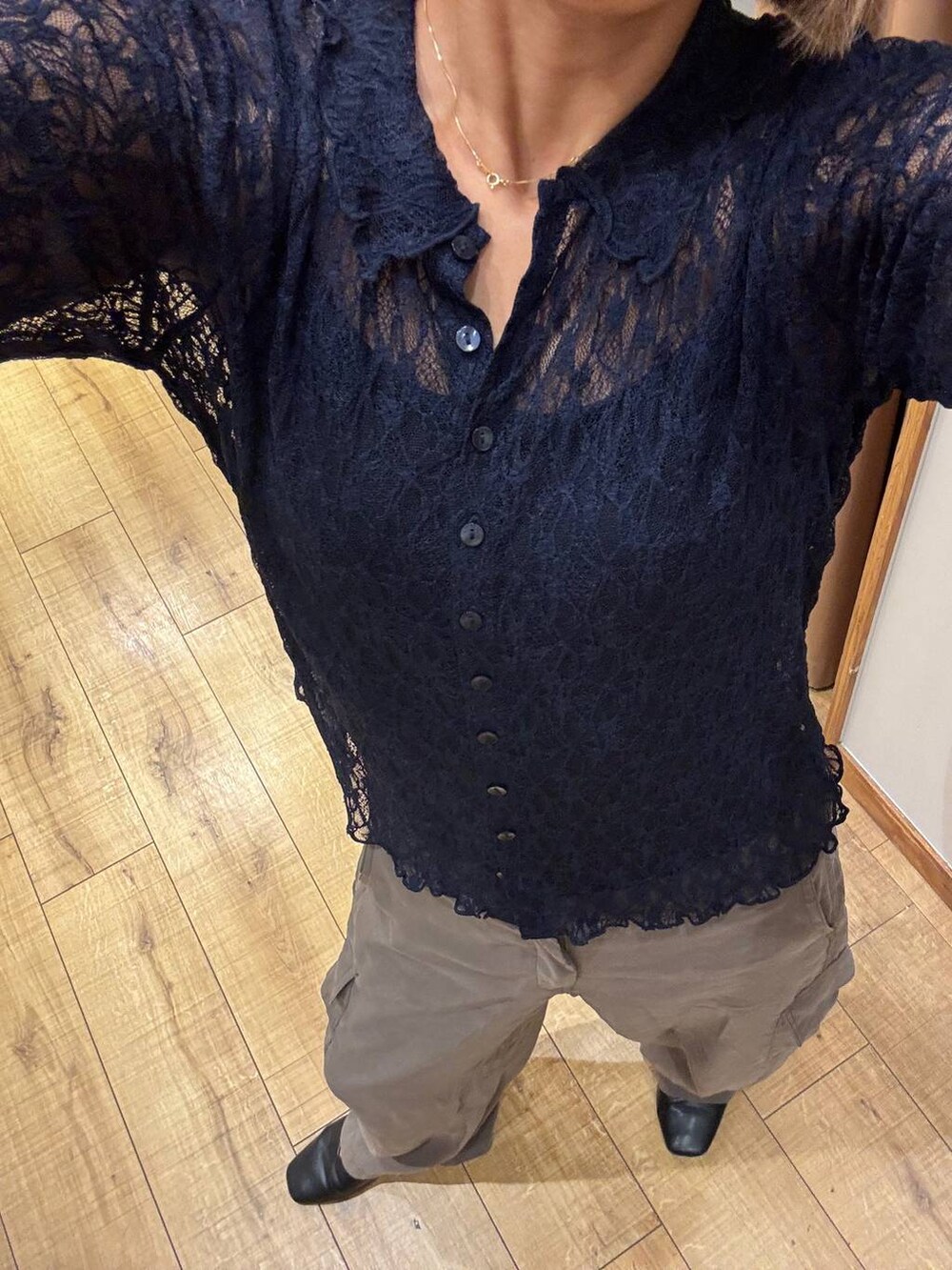 グリーン系のその他パンツ、ブルー系のシャツ/ブラウス、ブラック系のキャミソールを着用したレディースの秋コーディネートの5枚目の写真