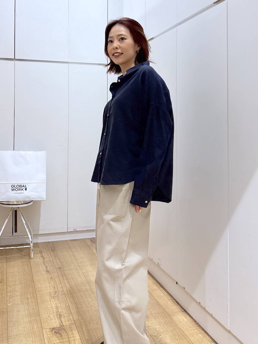 ブルー系のシャツ/ブラウス、ベージュ系のその他パンツ、ゴールド系のネックレスを着用したレディースの春コーディネートの3枚目の写真