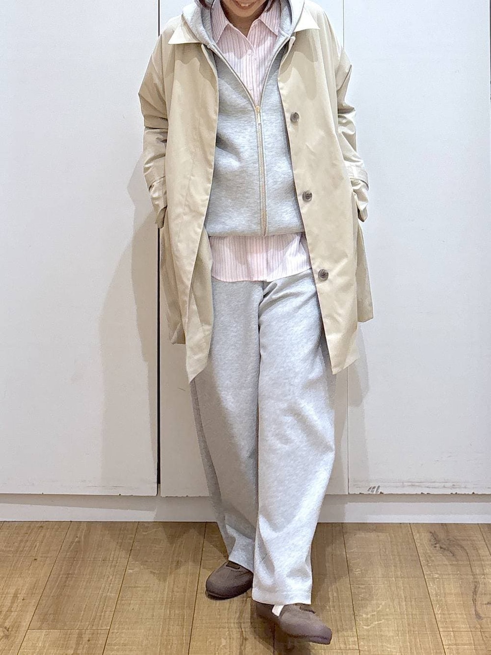 ブラウン系のスニーカー、ピンク系のシャツ/ブラウス、ベージュ系のステンカラーコートを着用したレディースの冬コーディネートの5枚目の写真