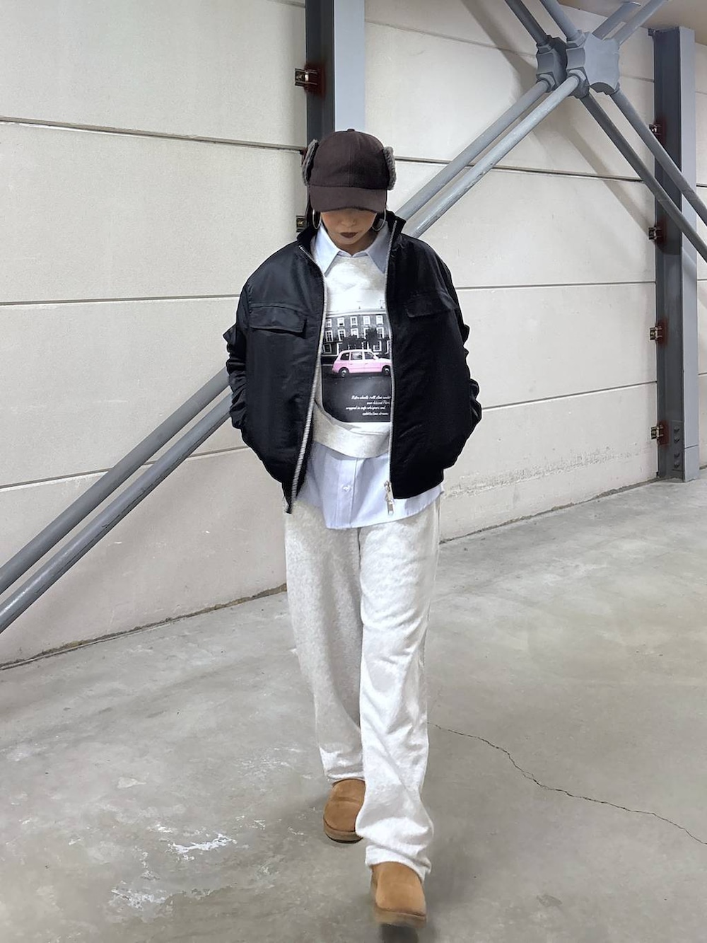 グレー系のスウェット、ブルー系のシャツ/ブラウス、ブラウン系のキャップを着用したレディースの秋コーディネートの6枚目の写真