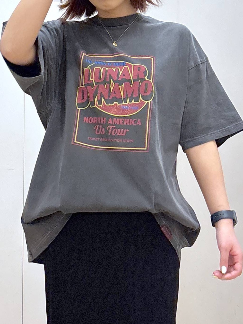 ブラウン系のテーラードジャケット、ブラック系のスカート、ゴールド系のネックレスを着用したレディースの春コーディネートの8枚目の写真