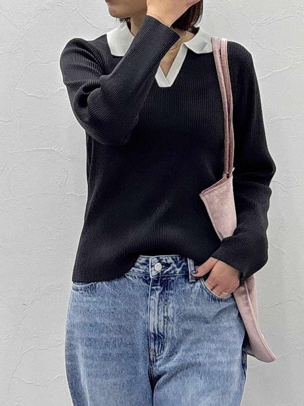 ピンク系のトートバッグ、グレー系のニット/セーター、ゴールド系のピアス（両耳用）を着用したレディースの冬コーディネートの3枚目の写真