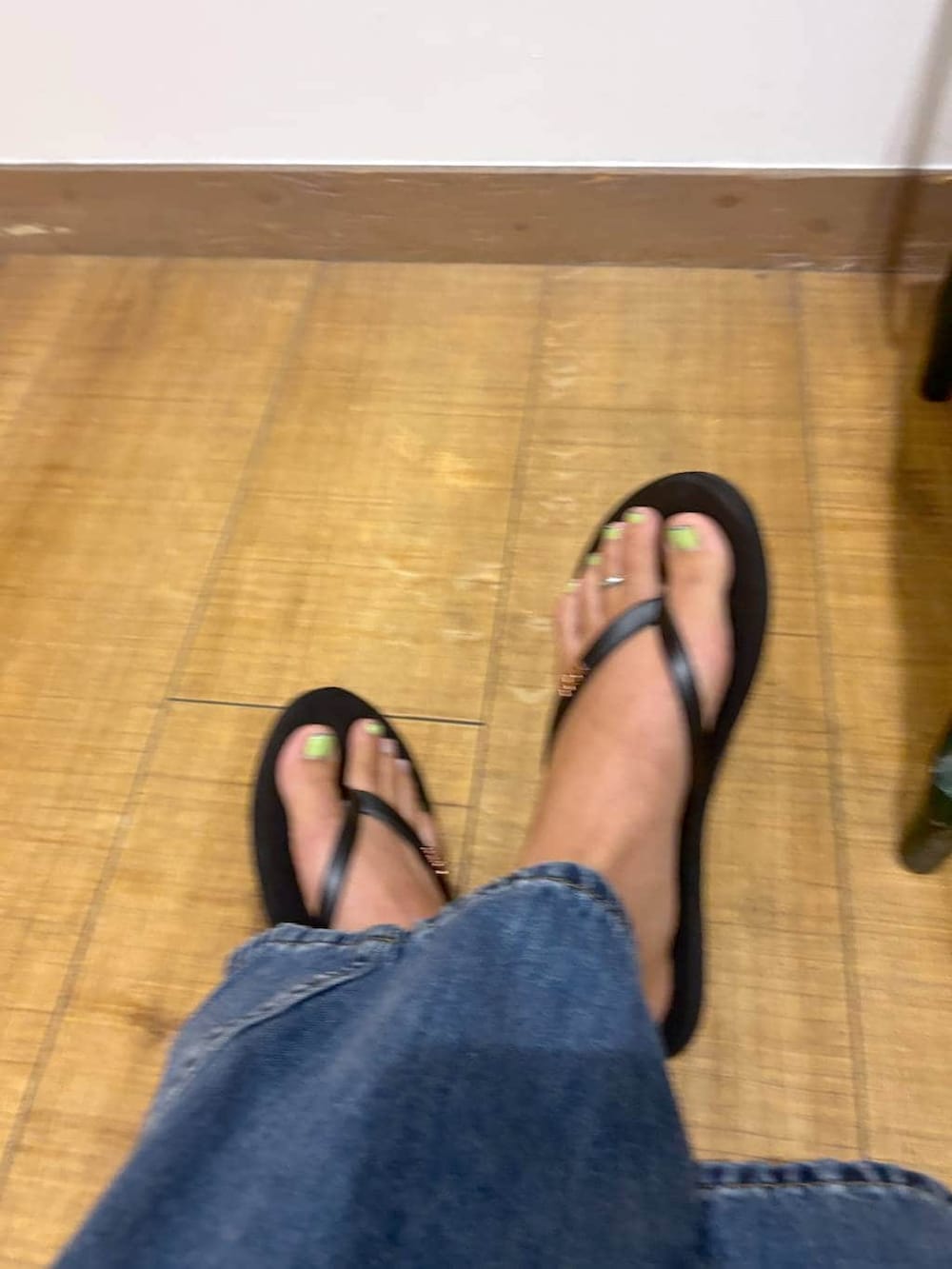 ブルー系のデニムパンツを着用したレディースの夏コーディネートの6枚目の写真