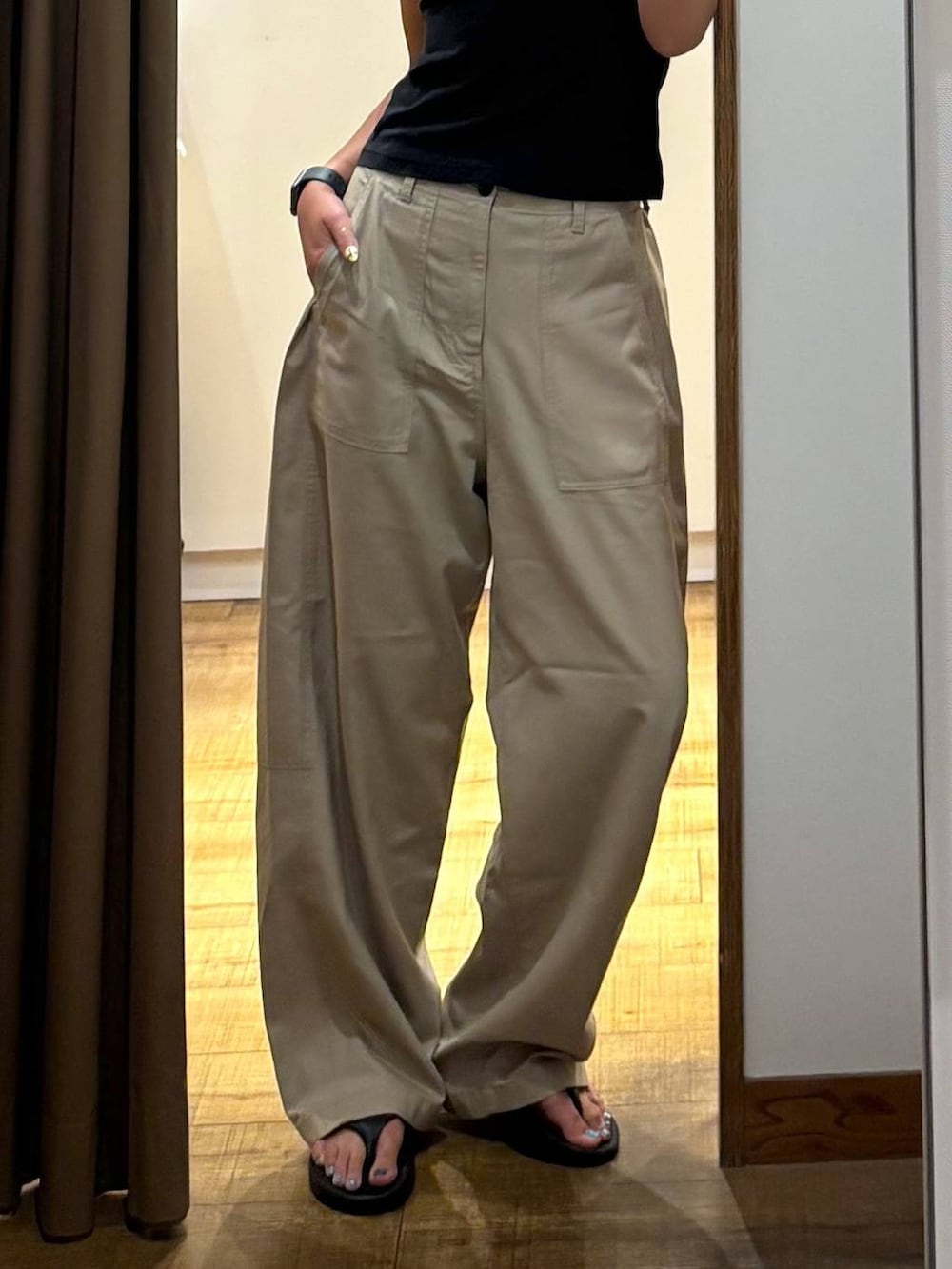 ベージュ系のその他パンツ、ブラック系のサンダルを着用したレディースの夏コーディネートの5枚目の写真