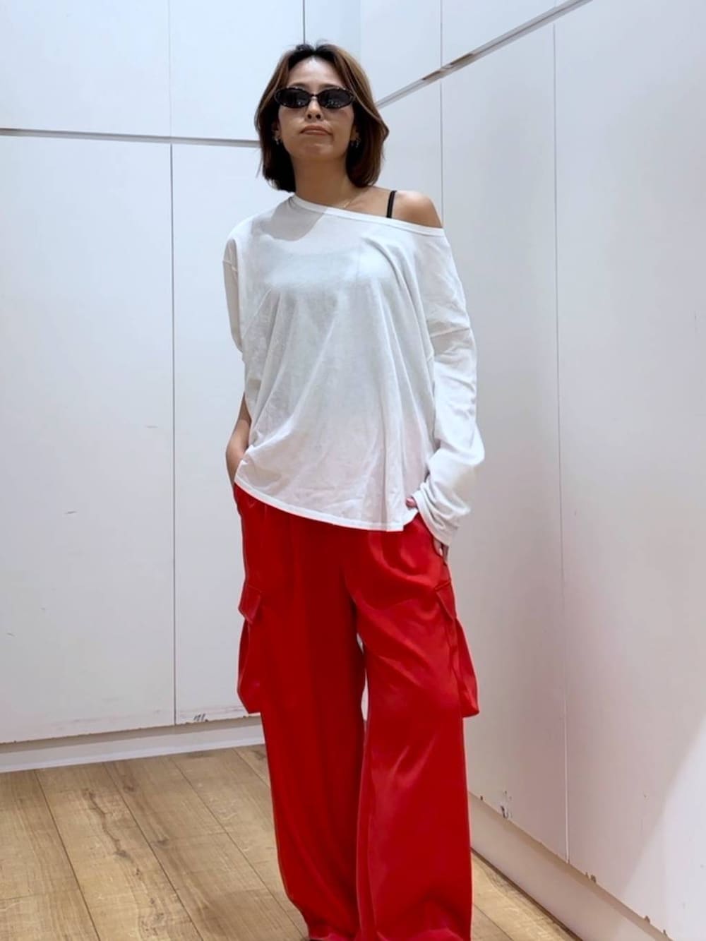 ブラック系のキャミソール、ホワイト系のTシャツ/カットソー、レッド系のその他パンツを着用したレディースの春コーディネートの2枚目の写真