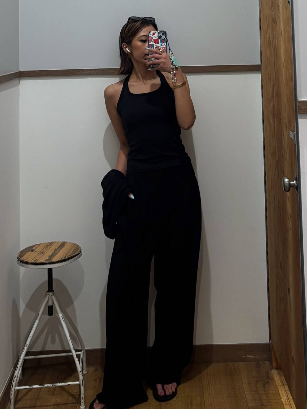 ブラック系のその他パンツ、ブラック系のカーディガン/ボレロ、ブラック系のサンダルを着用したレディースの春コーディネートの5枚目の写真