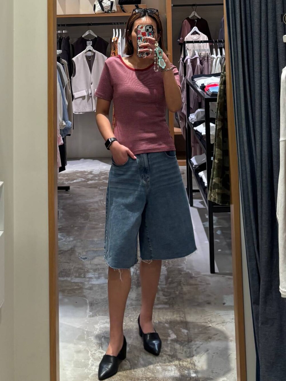ブルー系のデニムパンツ、レッド系のTシャツ/カットソーを着用したレディースの夏コーディネートの2枚目の写真