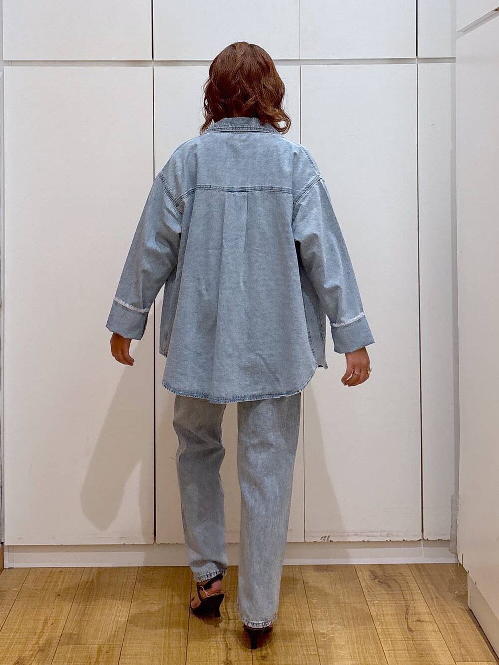 ホワイト系のTシャツ/カットソー、ブルー系のデニムパンツ、ブラック系のサンダルを着用したレディースの夏コーディネートの6枚目の写真