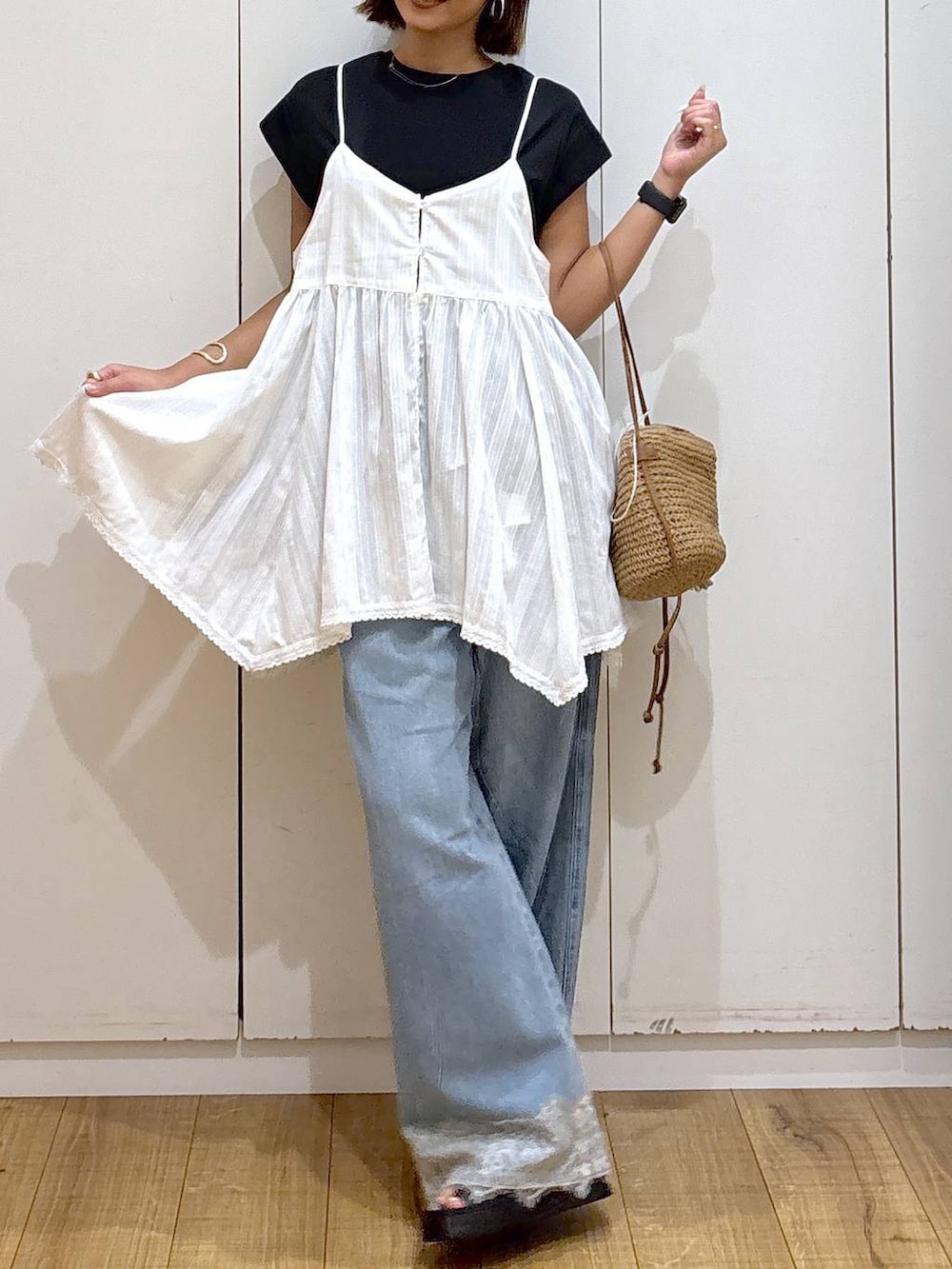 ホワイト系のシャツ/ブラウス、ブラック系のTシャツ/カットソー、ベージュ系のショルダーバッグを着用したレディースの夏コーディネートの5枚目の写真