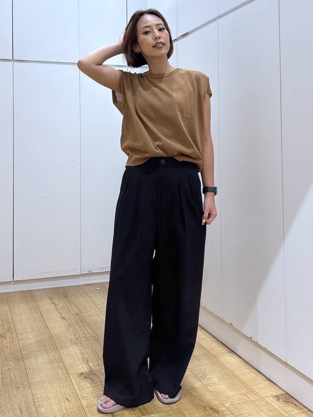 ブラック系のその他パンツ、ブラウン系のTシャツ/カットソー、ベージュ系のサンダルを着用したレディースの夏コーディネートの4枚目の写真