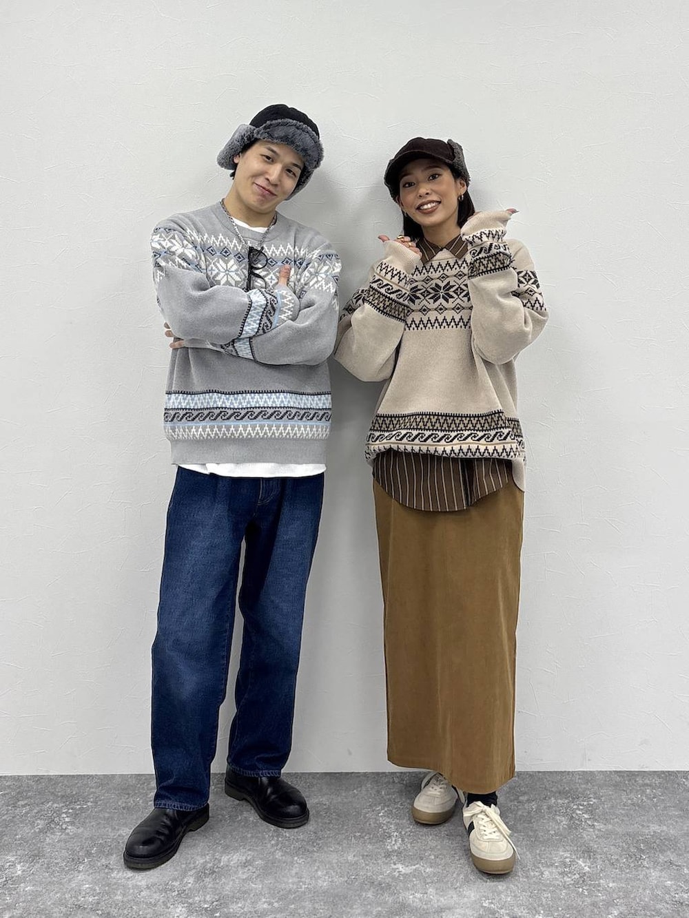 ベージュ系のスニーカー、イエロー系のシャツ/ブラウス、ベージュ系のスカートを着用したレディースの冬コーディネートの5枚目の写真