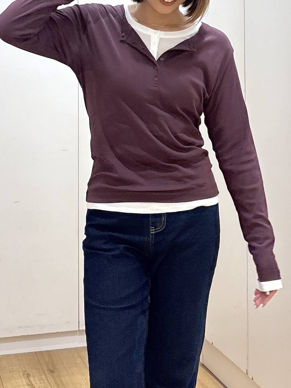 レッド系のTシャツ/カットソー、ホワイト系のTシャツ/カットソー、ブルー系のデニムパンツを着用したレディースの秋コーディネートの7枚目の写真