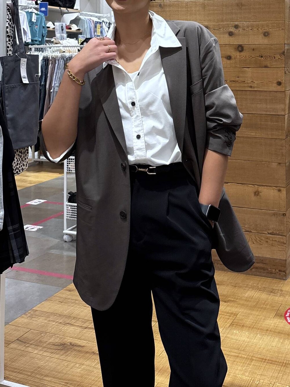 ブラック系のローファー、ブラウン系のテーラードジャケット、ブラック系のその他パンツを着用したレディースの秋コーディネートの8枚目の写真