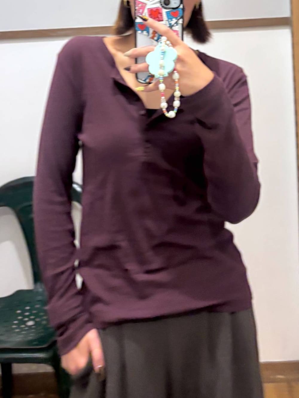 レッド系のTシャツ/カットソー、ブラック系のキャミソール、ブラウン系のその他パンツを着用したレディースの夏コーディネートの3枚目の写真