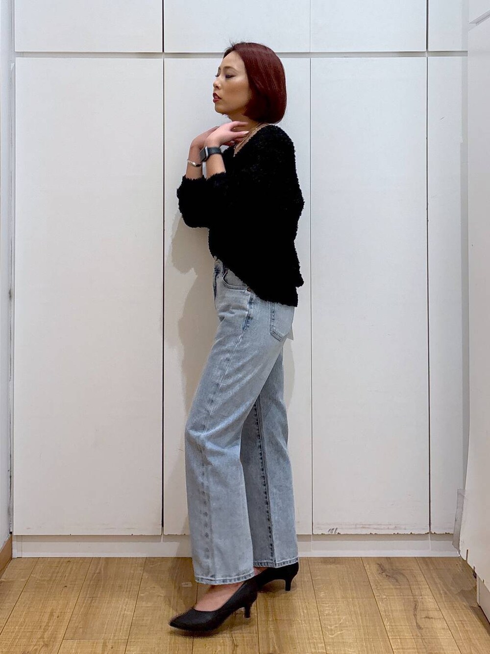 ブルー系のデニムパンツ、ブラック系のパンプス、ブラック系のカーディガン/ボレロを着用したレディースの春コーディネートの3枚目の写真
