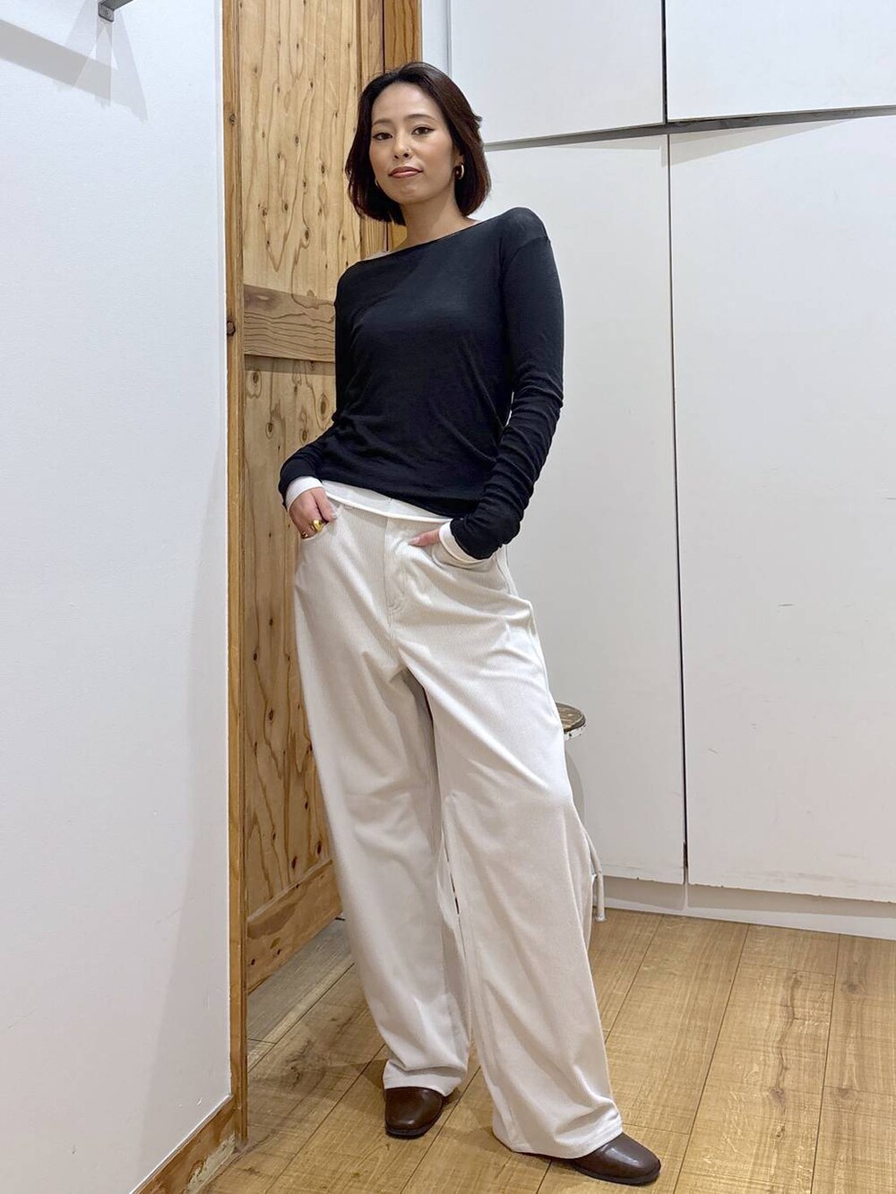 グレー系のその他パンツ、ブラウン系のブーツ、ホワイト系のTシャツ/カットソーを着用したレディースの秋コーディネートの2枚目の写真