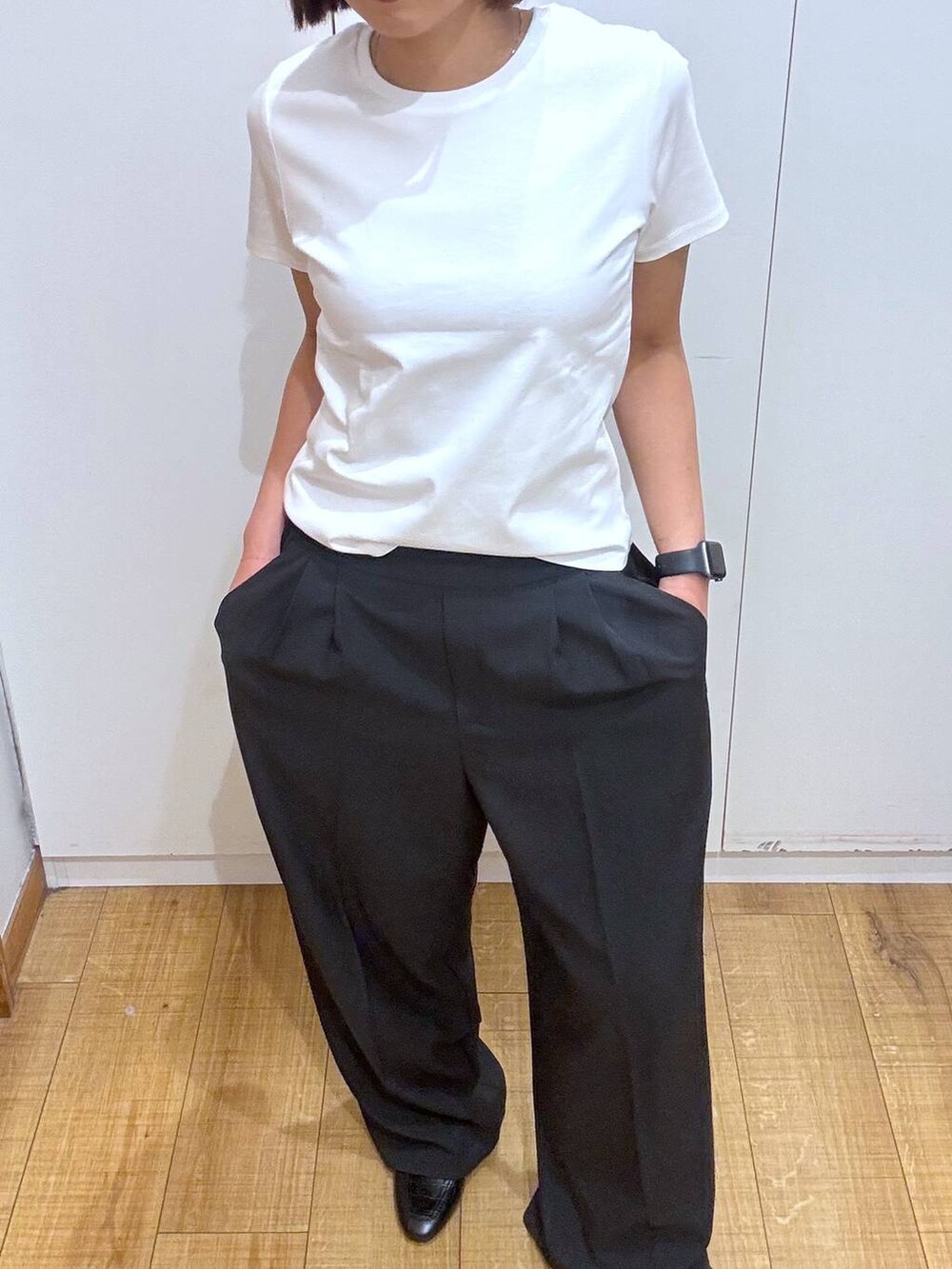 ブラック系のローファー、グレー系のカーディガン/ボレロ、ホワイト系のTシャツ/カットソーを着用したレディースの春コーディネートの6枚目の写真
