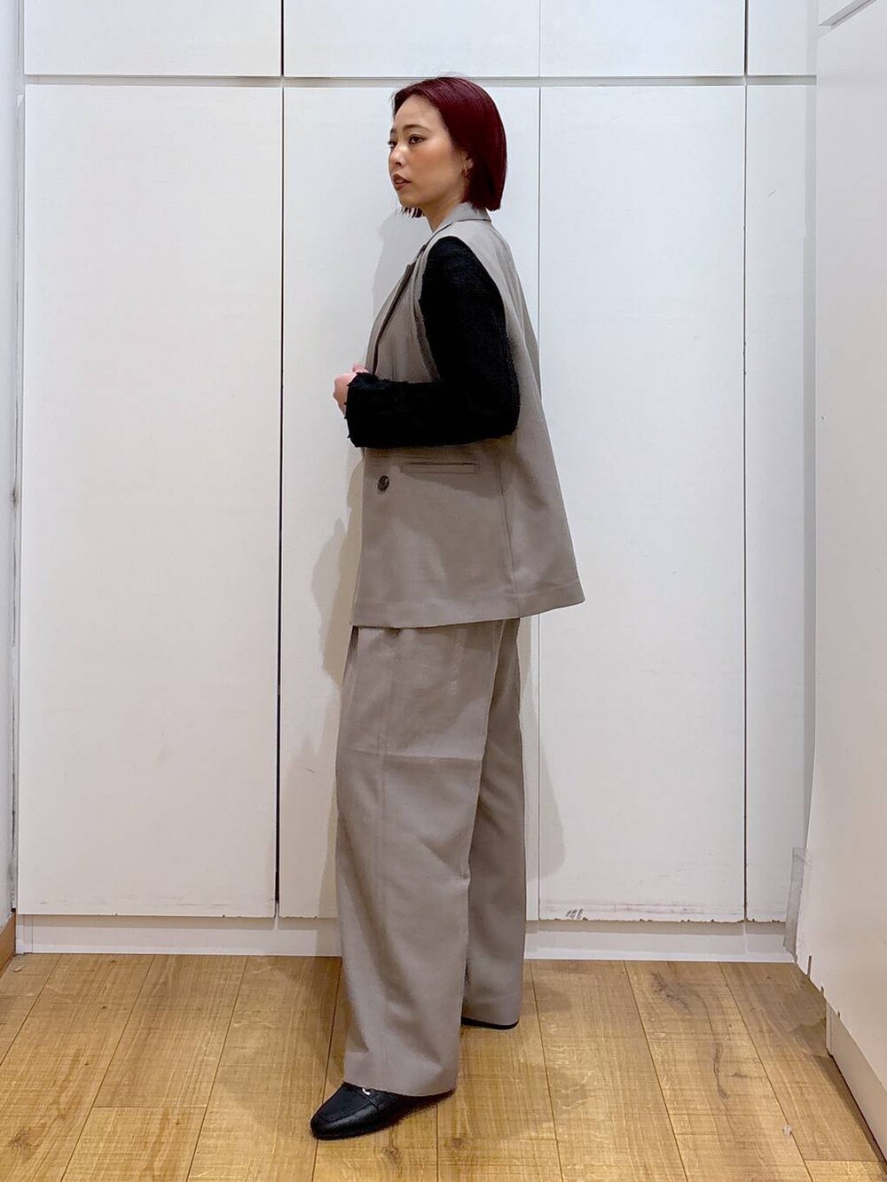 ブラック系のローファー、ブラック系のTシャツ/カットソー、ベージュ系のその他パンツを着用したレディースの春コーディネートの5枚目の写真