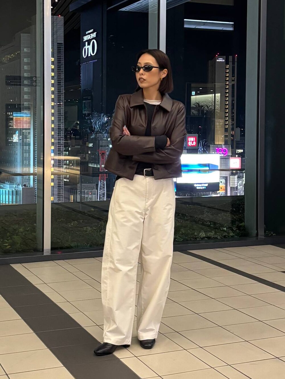 ブラック系のブーツ、ホワイト系のTシャツ/カットソー、ブラック系のTシャツ/カットソーを着用したレディースの冬コーディネートの4枚目の写真