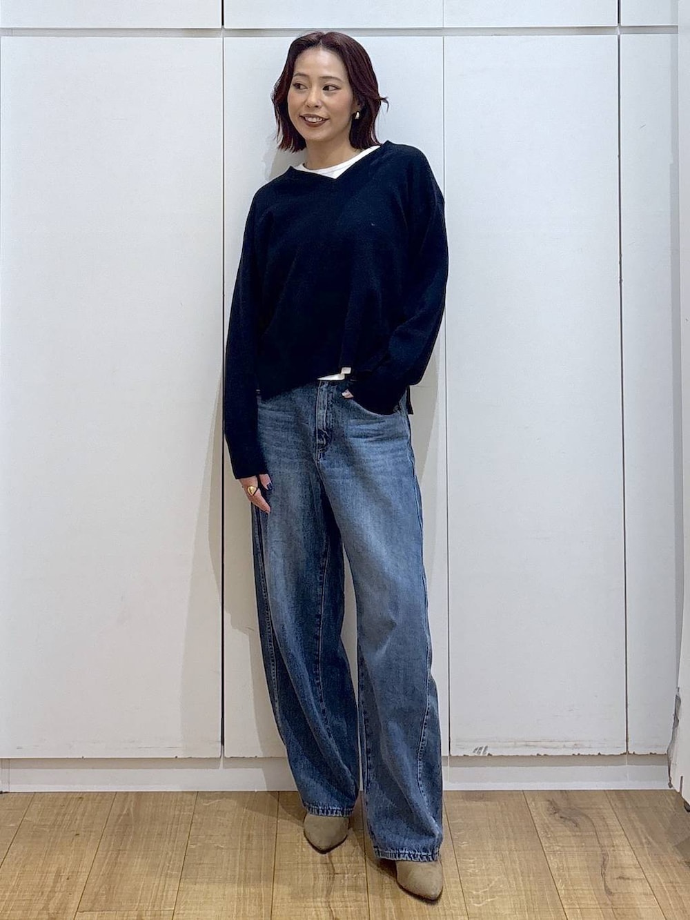 ブルー系のデニムパンツ、ブルー系のニット/セーター、ゴールド系のリングを着用したレディースの春コーディネートの5枚目の写真