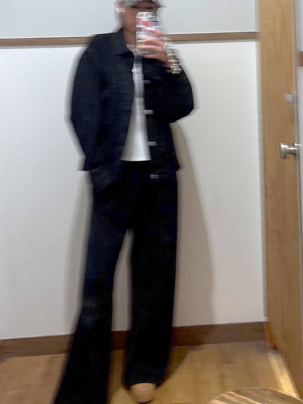 ブラック系のデニムジャケット、ブラック系のスウェットパンツ、ゴールド系のネックレスを着用したレディースの春コーディネートの6枚目の写真